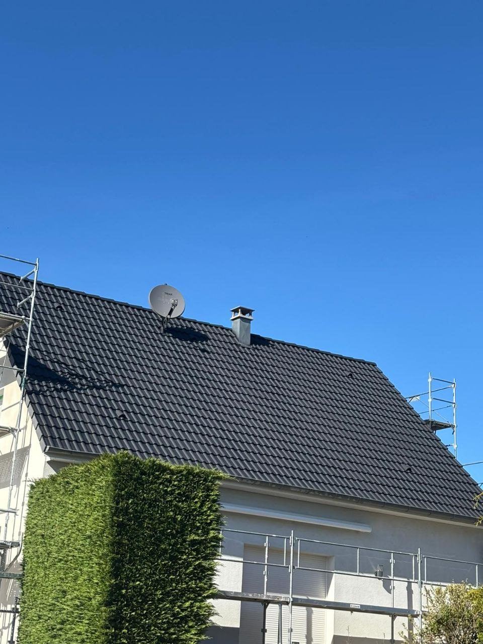 Toiture béton refaite à neuf par Even Couverture - démoussage et résine
