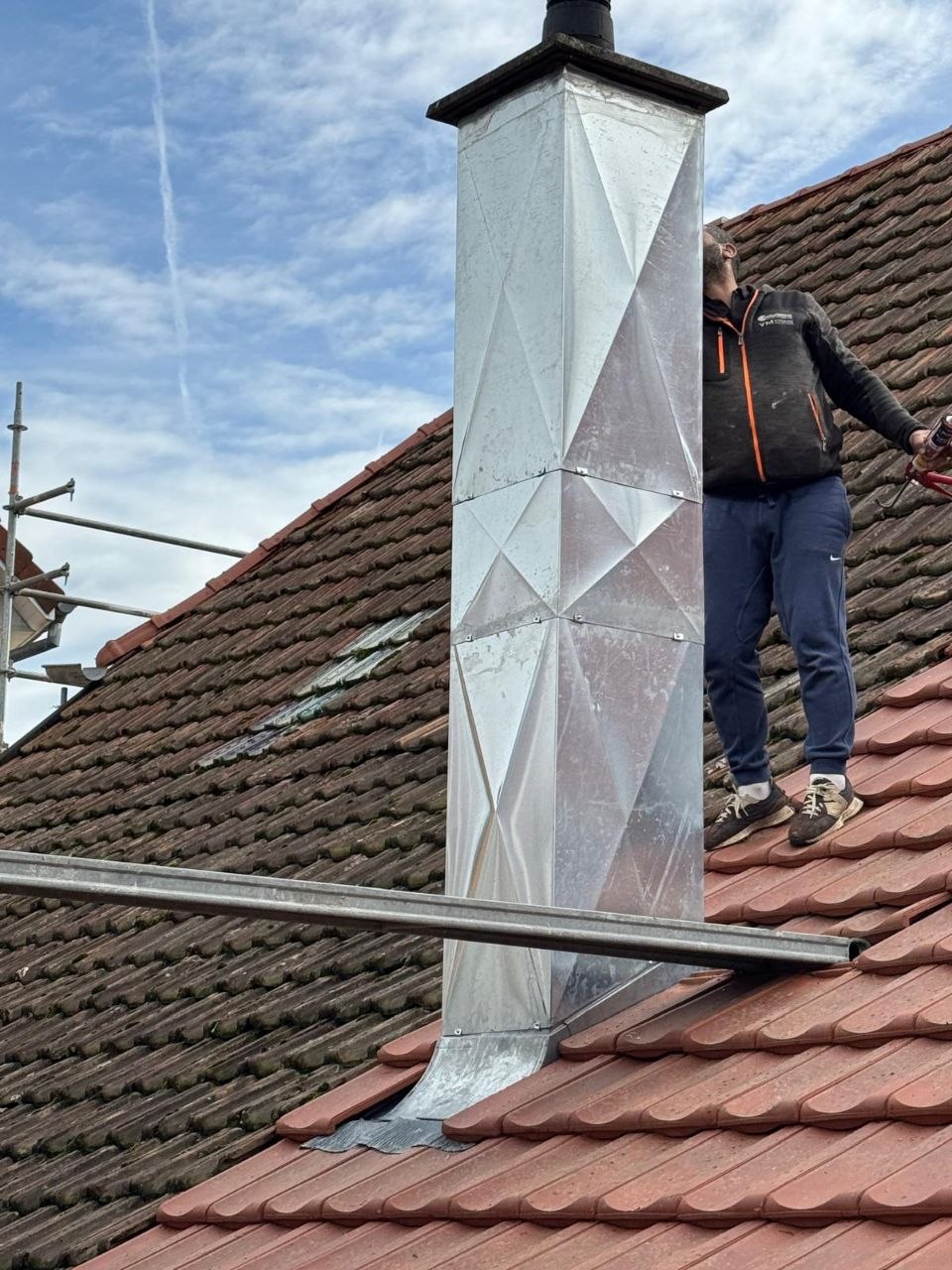 Pose d'un habillage zinc sur une souche de cheminée - Even Couverture Illzach