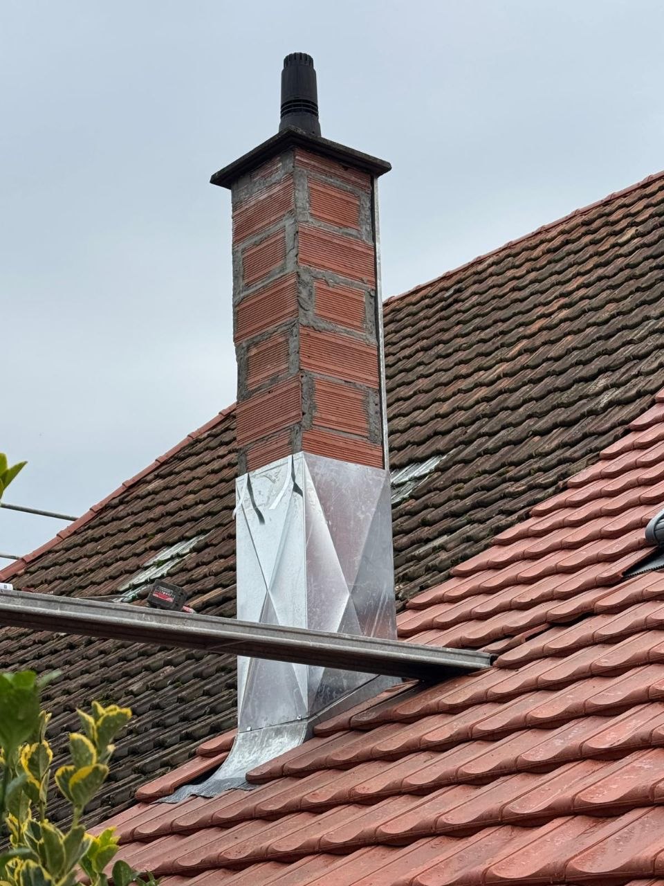 Habillage zinc d'une souche brique - solin et étanchéité par Even Couverture